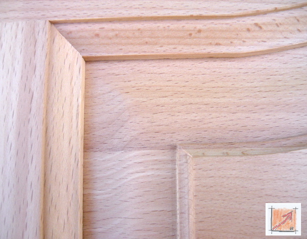 Füllungen, Rahmenbau: Auch ist es eine gngige Technik im Möbelbau, die Kanten und die Füllungen sofern diese aus Massivholz hefertit sind zu Profilieren und mit der sogenannten abblatttechnik Ornamente zu schaffen.  Beim Eichenholz eine alte Technik im Möbelbau.