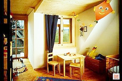 Hochwertiges Wohnzimmer-Interieur mit massiven Kirschbaumholz-Decken unterhalb der Nasszelle (Bad).