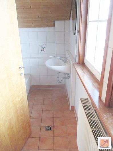  Strategisch platzierter Bodenablauf in einem Badezimmer im Holzhaus zur Sicherung der Bausubstanz.
