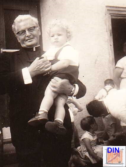 Unser Onkel aus Amerika auf Besuch in Ettishofen. Wir erkennen, dass er Pfarrer war. Auch der Onkel Alfred, war Pfarrer in Scheidegg im Allgäu. Daher war die Familie immer religiös ausgerichtet. Also aus der Ethik heraus jedes Tier seine Berechtigung hatte. Aber immer nur kontrolliert!